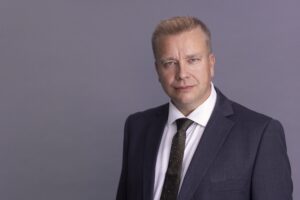 Kaikkonen: Kaavaillut lisäleikkaukset vanhushoivaan kestämättömiä